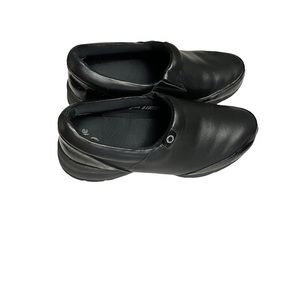 Akesso Women’s Helia black slip on shoes sz 8.5